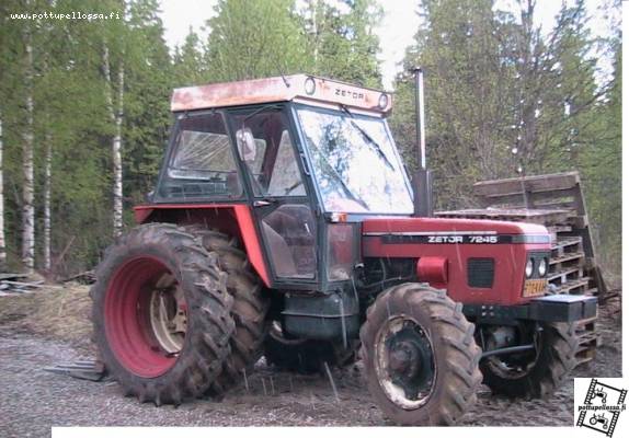 Zetor 7245 + Patu 10
kivenkeruu kampe raekuuron keskellä 
Avainsanat: Zetor