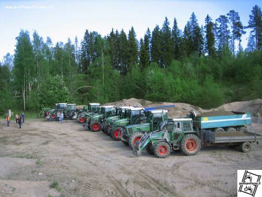 Hollolan Fendt-kerhon soranajotalkoot
tästä edestä alkaen... Fendt 307, Fendt 818, Fendt 820 vario, Fendt 818 vario, Fendt 718 vario, Fendt 312, Fendt 718 vario, Fendt 311, Fendt 711 vario ja viimesenä Fendt 312. Sorakourmat toimitettiin Herralan konehuollon pihaan... näin tääl Hollollassa tätä soraa ajetaan.
Käykää kattoo videopätkä:
http://www.youtube.com/watch?v=0mfsjqmQqwA
ja
http://www.youtube.com/watch?v=R804m_CKIqg
Avainsanat: fendt