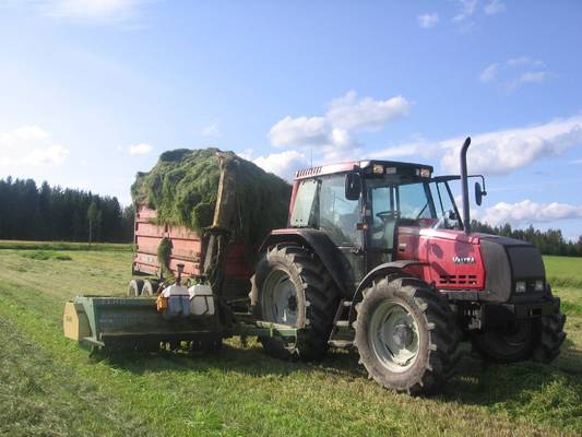 Kesä 2007 ja rehun teko 
vallu 6550,elho ja täysi kuorma 
Avainsanat: 6550