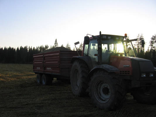 Valtra 6850ht
Jyvien ajossa
