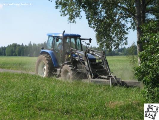 NH TM 120 classic ja harjakone
Pihan siivousta
Avainsanat: New Holland