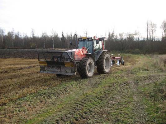 Valtra 8550 kynnöillä
Turvekoneen syksyinen työmaa
Avainsanat: 8550 kyntämässä