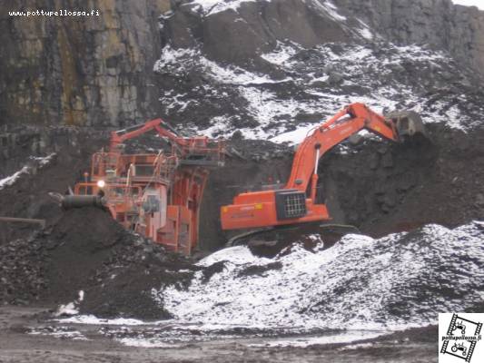 Lokotrack C125 ja Hitachi Zaxis 650LCH.
molsaa hakkasimma ja putsattiin paikkoja.
