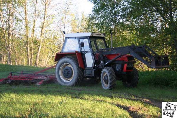 Zetor pottupeltoa harailemassa
Avainsanat: zetor 10145