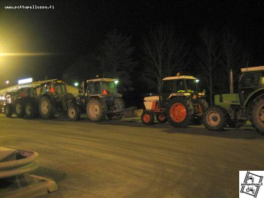 valtra a85,valtra n141,ford 6610,David Brown 1390,Deutz Fahr 4.50
näin meilläpäin (n141 kaverin ottama kuva)
Avainsanat: tälleen täällä