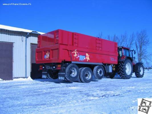 Kaverin maansiiro\viljakärry
Tethty neli akselisesta sisu SR 300 kuorma autosta. kaikki toiminnot toimivat sähkö ohjatusti ja kärryssä on oma hydrauliikka keskimmäisessä akselissa on veto ja ensimmäinen aksila on kääntyvä
