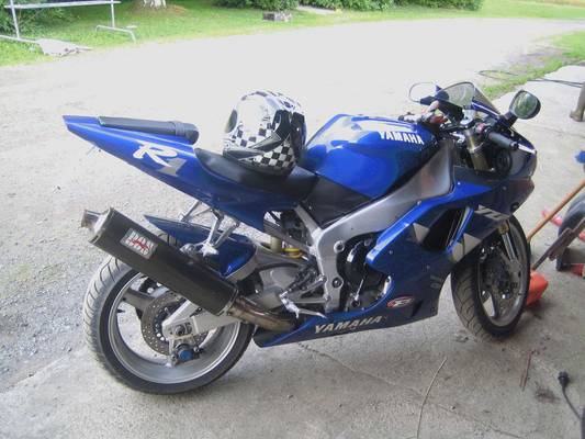 Yamaha R1
Yamaha uudella sliparilla, vilkut, takalokari ja valot vaihdettuna
Avainsanat: yamaha