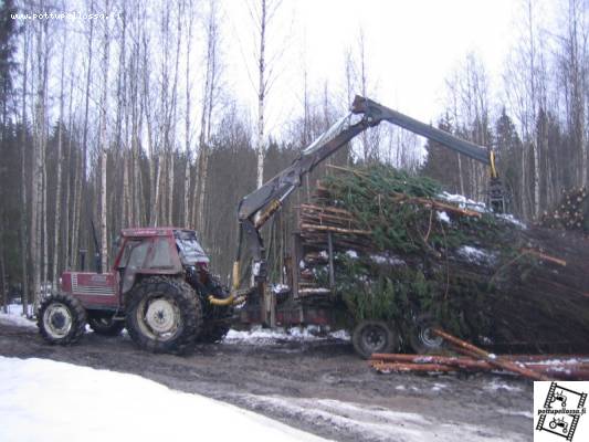 980 ja puunajovehkeet
Omatekonen kärry ja ja kuormain. Kuormaimen puomisto on tämän talven tekosia. 
Avainsanat: 980