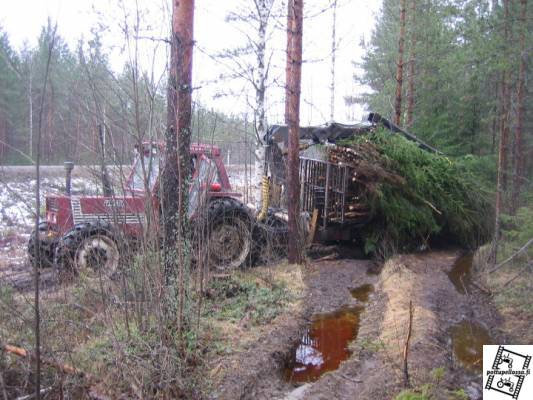 980 ja kärryt
hakerankoja ajamassa. Alkaa löytyä kosteita kohtiakin..
Avainsanat: 980