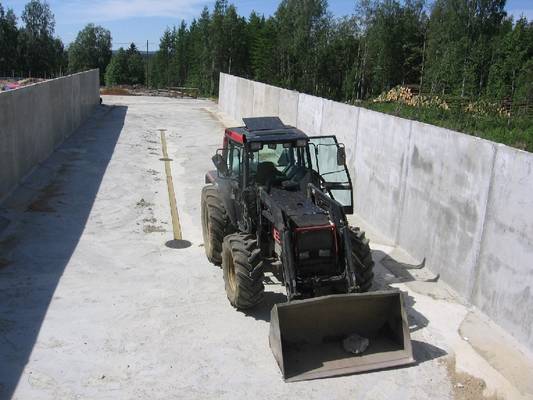 Valtra 6400 
Kesäkuu 2006 Valtra 6400 ja uusi siilo 
Avainsanat: 6400