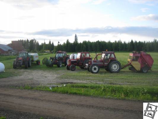 Fiat 980 & NH 841 ja Volvo 650 & NHK
Fiat 110-90 & Taarup 7420 ja MF 6370 & Claas 255 Rotocut
Avainsanat: heinähommat