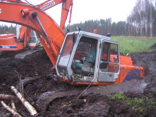 Hitatsi mutakylvyssä
ja Daewoo kaivamassa monttua syvemmäksi
Avainsanat: Hitachi 200, Daewoo 130