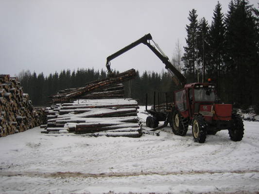 Fiat 980 ja puukärrit
Kuusikuitua laaniin
Avainsanat: 980