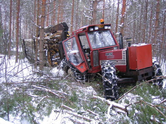 980 ja mehtäkärry
puunajossa suolla, routaa n. 5cm, kertakuopasu ja kuorman purku.
Avainsanat: 980