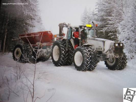 Kalkinlevittäjä Valmet 8400
kalkinlevitysurakoitsija talvella 2004 tammikuussa pakkasta -25.
