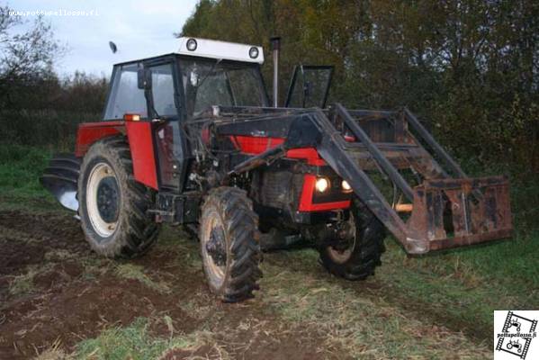 Zetor 10145, Kyntämässä
Kyntämässä zetorilla
Avainsanat: Zetor 10145