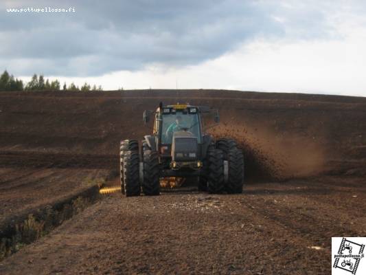 valmet 8550 (hartsa) ja ojanreunajyrsin
kyllä turve lentää
Avainsanat: valtra