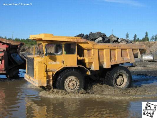 Kiviauto
Volvo BM 435 (Kockum). Louhekuormassa, kokonaispaino lähentelee 100:a tonnia. Voimanlähteenä 19,4-litrainen Cummins suora kutonen. Kuljettaa tuollaista laitetta ihan mukavasti.
Avainsanat: kockum kiviauto 435