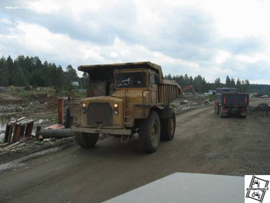 Vanhahko kiviauto
Caterpillar 769B vuosimallia 1974 (muistaakseni), ohjastajana Järvelän Olli. Kivat mörinät, kaasun poljenta tuottaa melko lailla kokovahvaa mustaa tavaraa 6-tuumaisesta putkesta. :)
Avainsanat: caterpillar kiviauto 769