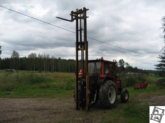 hyster ja 605 ja taustalla pomo
tommonen härveli ja kyllä nousee....entinen masto myyty
Avainsanat: hyster 605 pomo