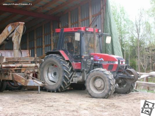 case ih 4240
siinä on kone missä on tehoja reilusti kokosekseen.
