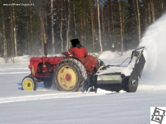 DaviD BroWn 950
piti jäälle aurata rataa vähä pienemmällä kalustolla ku tahtonu jäät kantaaa isompia vehkeitä
Avainsanat: 950 david