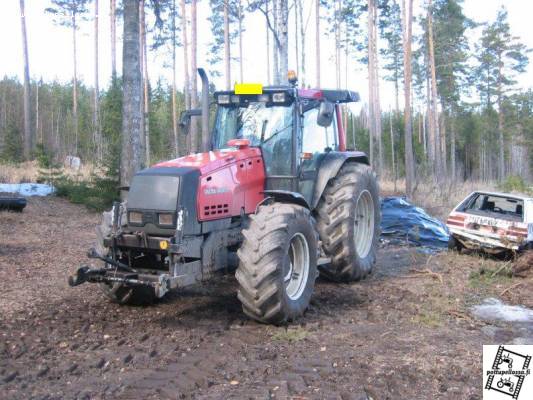 Valtra Valmet 8550 Jaken etunostolaitteella
Avainsanat: valtra valmet 8550 jake