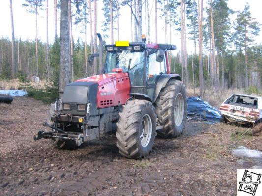 Valtra Valmet 8550 Jaken etunostolaitteella
Avainsanat: valtra valmet 8550 jake