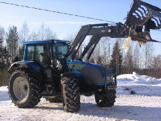 Valtra T160
Talvi 2008 ja rehunotto kone Valtra T160
Avainsanat: T160