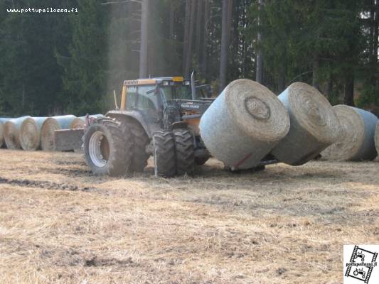 Valtra Valmet 8550 Ruokohelpi paalien ajossa
Avainsanat: valtra valmet 8550