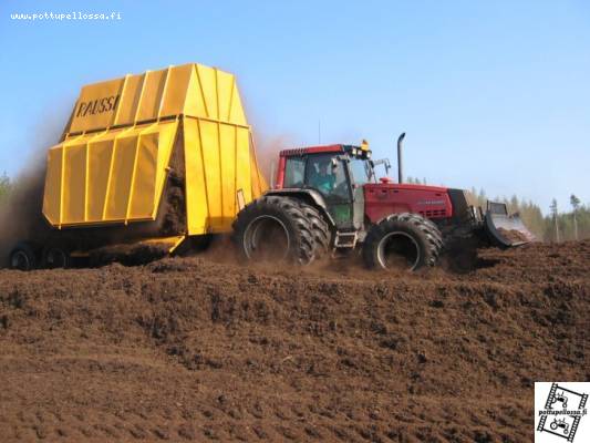 Valtra Valmet 8550 ja Raussin 30m3 imuri aumalla
Avainsanat: valtra valmet 8550