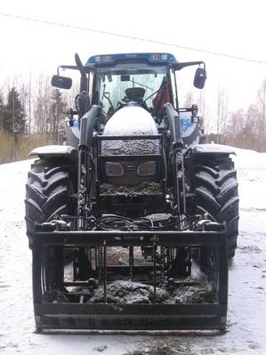 Valtra T160
Valtra T160 ja rehuleikkuri.
Avainsanat: T160