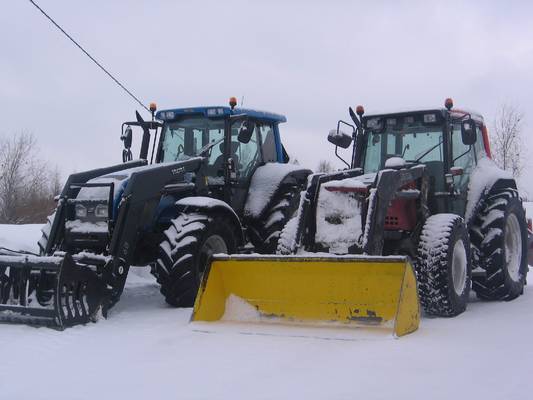 Valtra T160 ja Valtra 6400
Rehunotto kone ja lumikone.. 
Avainsanat: 6400