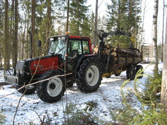 6800 ja mettäkärry 
pystykuivien hakua...
Avainsanat: 6800 valmet sisu mettäkärry