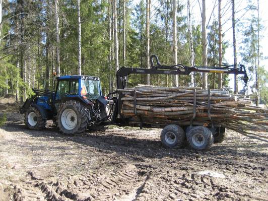 Valtrat 6300 ja 6637
poltinpuiden ajoo..laina kärry..ku oma kärry on viä pajotuksessa..
Avainsanat: valtra 6300 mettäkärry