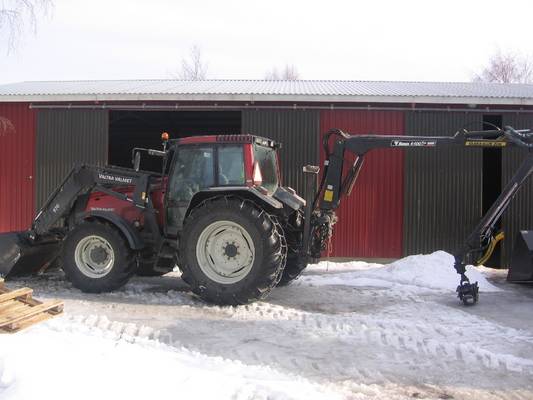 Valtra 8350 
Valtra 8350 ja Hakki 6400
Avainsanat: 8350