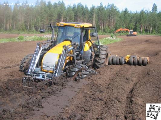 Valtra T170 ja 9m rumpujyrsin
pikkasen sukels
Avainsanat: Vatra T170