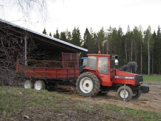 605 polmotti ja taustalla 6300
vähä startti sauhuja ja sonta liikkuu... ;D
Avainsanat: polmot kärry valmet 605 6300