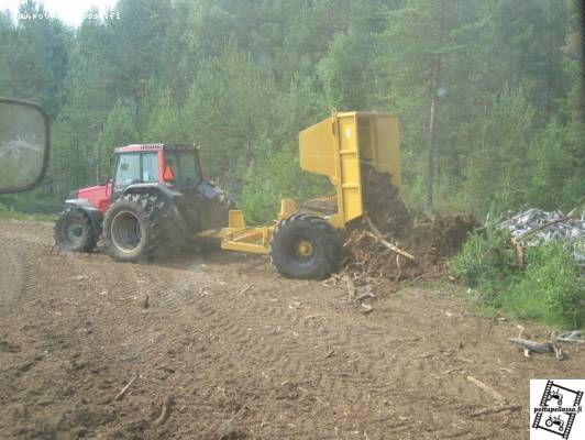 Valtra 6400 ja piikkisika
Avainsanat: 6400