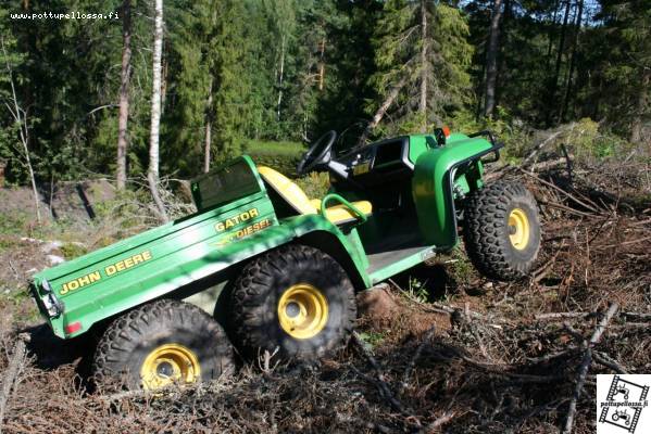 John Deere Gator jumissa
Tuli ajettu Gator jumiin rinteeseen kahden kannon nokkaan. Kova peli menemään.
Avainsanat: John Deere gator diesel