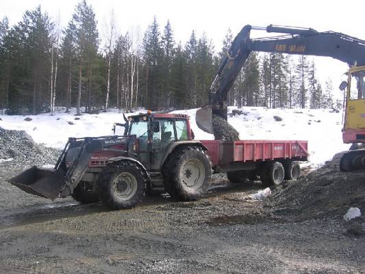 Valtra 8350 ja Junkkari J-15
Kevät 2008, Vallu ja Junkkari  
Avainsanat: 8350