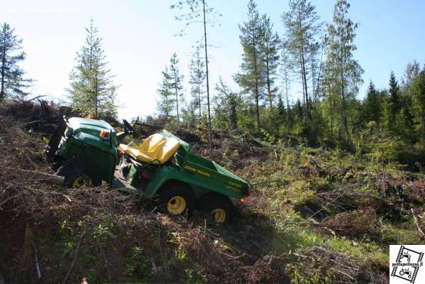 John Deere Gator jumissa
Rinteessä korkeuseroa toistakymmentä metriä. Kiikkuu kahden kannon nokassa. Moottorisahalla kanto poikki ja keula nostettu toisen yli.
Avainsanat: John Deere gator diesel