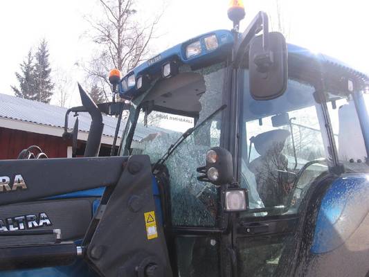 Valtra T160
Vallusta oli menny yön aikana etu lasi 
Avainsanat: T160