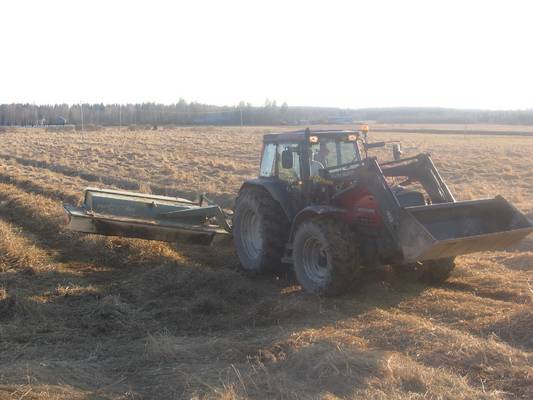 Valtra 8350 ja Krone 320
Kevät 2008 vallu ja krone 
Avainsanat: 8350