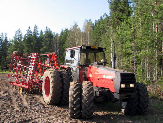 Valmet 905 & Väderstad
Talon uusin tulokas koeajolenkillä Väderstadin kanssa. Pientä probleemaa oli savun sävyn kans mutta sekin hoidettiin samana iltana. 

www.dy.fi/m4v
Avainsanat: 905