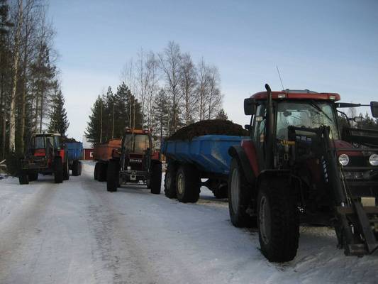 Kuivan sonnan ajo remmi !!
Vasemmalta katsoen SAME Silver 100,6 + Pekka kärryt, CASE 1056xl + Maakärry ja CASE mxu 135 + Maakärry
Avainsanat: Kuivansonnan ajoo