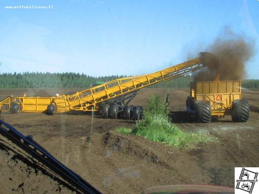 jontikka ja valtra t-190
Kuormaa ottamassa

Avainsanat: jontikki valtra