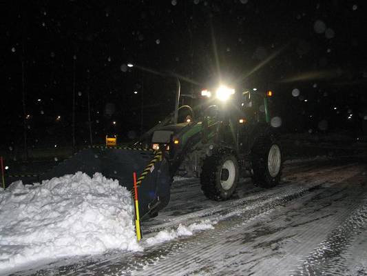 Valtra X-100 City
Valtterilla lumitöissä. Nokalla Stark SK250 siipilumikauha. Melko näppärä yhdistelmä pienissä ja isoissa pihoissa.
Avainsanat: Valtra Valmet X-100 City Stark 250