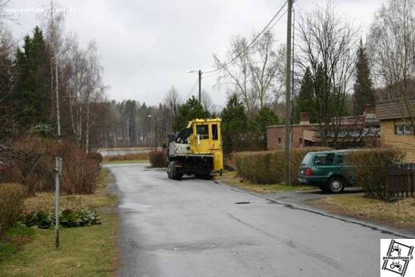 Lossinkoppi lavalla
Hieman on sivuylitystä, mutta ei tunnu haittaavan. Tämä lossi siirtyi uuteen "kotiinsa" kokonaisena, ilman koppia.
