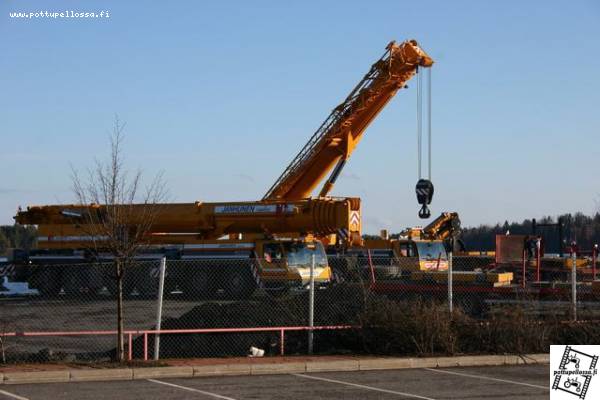 50t Liebherr vierailulla Savonlinnassa
"Pikku" nosturit kävivät Savonlinnassa nostopuuhissa. Tietoa ei ole siitä, mitä ne kävivät kaksin kappalein nostelemassa. Matkaa tuli mittariin kun Tampereelta piti lavettien kanssa tulla makeamman veden äärelle.

kone  	Liebherr
malli  	LTM 1050/1
nostoteho 50 tonnia
hydraulipuomi  40 metriä  	
ristikko 16 metriä 	
